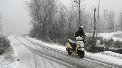 Vehicles ply during the first snowfall of the season in Srinagar on December 27 (Waseem Andrabi /Hindustan Times) Vehicles ply during the first snowfall of the season in Srinagar on December 27 (Waseem Andrabi /Hindustan Times)