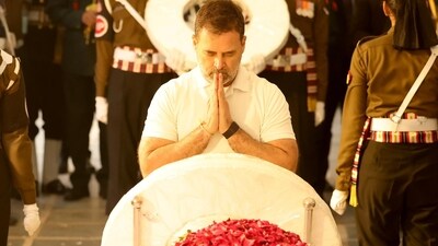 Congress leader Rahul Gandhi pays his last respects to former prime minister Manmohan Singh during the latter's state funeral. (Hindustan Times) Congress leader Rahul Gandhi pays his last respects to former prime minister Manmohan Singh during the latter's state funeral. (Hindustan Times)