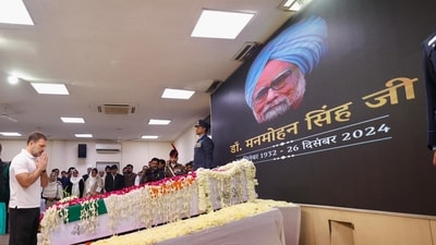 Congress leader Rahul Gandhi pays his last respects to former prime minister Manmohan Singh, at AICC headquarters in New Delhi (HT photo) Congress leader Rahul Gandhi pays his last respects to former prime minister Manmohan Singh, at AICC headquarters in New Delhi (HT photo)