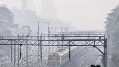 Mumbai: A local train moves amid fog, at Kandivali in Mumbai, Saturday, Dec. 28, 2024. (PTI Photo) (PTI12_28_2024_000270B) (PTI)