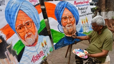 An artist from the Gurukul School of Art draws a painting of Former Prime Minister Manmohan Singh in Mumbai. (Bhushan Koyande/HT Photo) An artist from the Gurukul School of Art draws a painting of Former Prime Minister Manmohan Singh in Mumbai. (Bhushan Koyande/HT Photo)