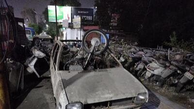 PMC’s drive to remove encroachments across the city has overlooked the seized two and four wheelers parked on footpaths and road near Abhiruchi Mall on Sinhagad Road by police. (HT ) PMC’s drive to remove encroachments across the city has overlooked the seized two and four wheelers parked on footpaths and road near Abhiruchi Mall on Sinhagad Road by police. (HT )