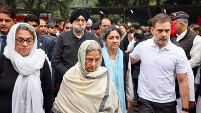 Congress leader Rahul Gandhi with former prime minister Manmohan Singh's wife Gursharan Kaur and daughters Daman Singh and Upinder Singh. (PTI) Congress leader Rahul Gandhi with former prime minister Manmohan Singh's wife Gursharan Kaur and daughters Daman Singh and Upinder Singh. (PTI)