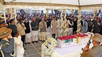 President Droupadi Murmu, Prime Minister Narendra Modi and other leaders pay their last respects to former PM Manmohan Singh in New Delhi on Saturday. (AFP) President Droupadi Murmu, Prime Minister Narendra Modi and other leaders pay their last respects to former PM Manmohan Singh in New Delhi on Saturday. (AFP)