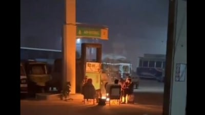 Bonfire at petrol pump shocked internet. (X/@terakyalenadena) Bonfire at petrol pump shocked internet. (X/@terakyalenadena)