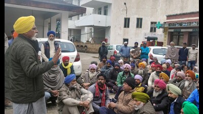 The families of Bathinda road accident victims stage a protest at Talwandi Sabo civil hospital demanding compensation on Saturday. (Sanjeev Kumar/HT) The families of Bathinda road accident victims stage a protest at Talwandi Sabo civil hospital demanding compensation on Saturday. (Sanjeev Kumar/HT)
