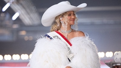 Beyonce's performance was highlighted by special appearances from several artists. Beyonce's performance was highlighted by special appearances from several artists.