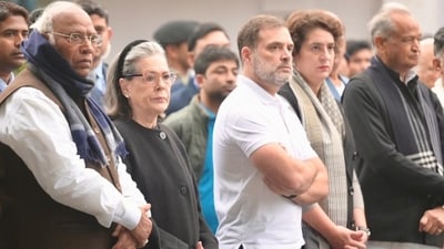 Rahul Gandhi, a Lok Sabha LoP and Congress MP, and Priyanka Gandhi Vadra, a party MP, arrive at the AICC headquarters for Manmohan Singh's final trip (Hindustan Times) Rahul Gandhi, a Lok Sabha LoP and Congress MP, and Priyanka Gandhi Vadra, a party MP, arrive at the AICC headquarters for Manmohan Singh's final trip (Hindustan Times)