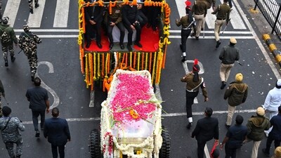 Manmohan Singh's remains are being transported to the AICC headquarters. There, the party workers will be able to pay their final respects to the mortal remains. (Hindustan Times) Manmohan Singh's remains are being transported to the AICC headquarters. There, the party workers will be able to pay their final respects to the mortal remains. (Hindustan Times)