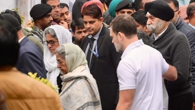 At AICC headquarters, a number of Congress leaders waited in queue to offer their final condolences to former Prime Minister Manmohan Singh. Karnataka Chief Minister Siddaramaiah, MP KC Venugopal, Karnataka Deputy Chief Minister DK Shivakumar, former Chief Minister of Rajasthan Bhupesh Baghel, and Himachal Pradesh Chief Minister Sukhvinder Singh Sukhu were among them. (Hindustan Times) At AICC headquarters, a number of Congress leaders waited in queue to offer their final condolences to former Prime Minister Manmohan Singh. Karnataka Chief Minister Siddaramaiah, MP KC Venugopal, Karnataka Deputy Chief Minister DK Shivakumar, former Chief Minister of Rajasthan Bhupesh Baghel, and Himachal Pradesh Chief Minister Sukhvinder Singh Sukhu were among them. (Hindustan Times)