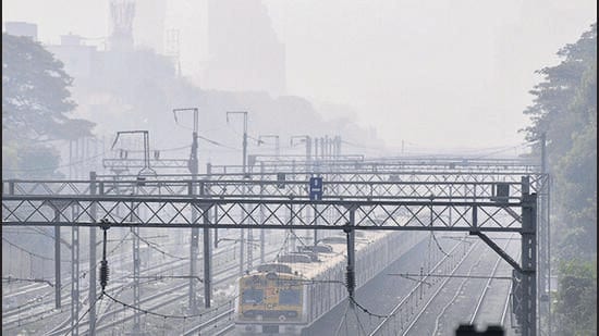 Mumbai: A local train moves amid fog, at Kandivali in Mumbai, Saturday, Dec. 28, 2024. (PTI Photo) (PTI12_28_2024_000270B) (PTI)