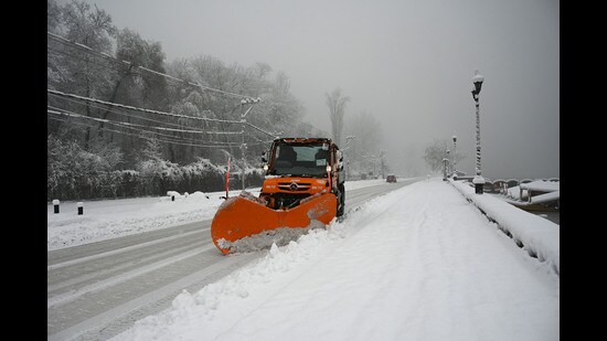 Snow removal machine clearing roads in Srinagar on Saturday. (Waseem Andrabi /Ht)