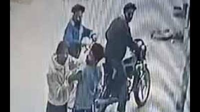 A CCTV grab of the snatching incident that went viral in Krishna Nagar of Ludhiana on Sunday. (HT photo)