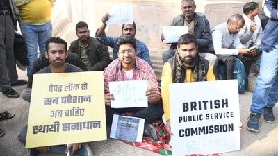 BPSC aspirants protested at Gandhi Maidan in Patna over the alleged leak of a question paper of the December 13 combined preliminary exam conducted by BPSC (Santosh Kumar) BPSC aspirants protested at Gandhi Maidan in Patna over the alleged leak of a question paper of the December 13 combined preliminary exam conducted by BPSC (Santosh Kumar)