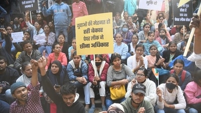 BPSC protestors gathered at Gandhi Maidan in Patna to protest over the alleged leak of a question paper of the December 13 combined preliminary exam conducted by BPSC (Santosh Kumar) BPSC protestors gathered at Gandhi Maidan in Patna to protest over the alleged leak of a question paper of the December 13 combined preliminary exam conducted by BPSC (Santosh Kumar)