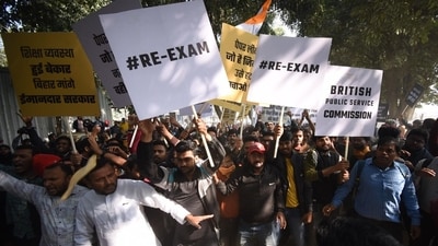 Protestors demonstrating during a protest at Gandhi Maidan in Patna over the alleged leak of a question paper of the December 13 combined preliminary exam conducted by BPSC. (Santosh Kumar) Protestors demonstrating during a protest at Gandhi Maidan in Patna over the alleged leak of a question paper of the December 13 combined preliminary exam conducted by BPSC. (Santosh Kumar)