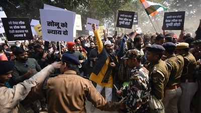 Police are seen stopping aspirants during a protest against alleged paper leak and irregularities in the BPSC 70th Integrated Combined Competitive Examination (CCE) 2024 a Gandhi Maidan, in Patna, (Santosh Kumar) Police are seen stopping aspirants during a protest against alleged paper leak and irregularities in the BPSC 70th Integrated Combined Competitive Examination (CCE) 2024 a Gandhi Maidan, in Patna, (Santosh Kumar)