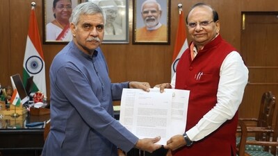 New Delhi, India - Dec. 26, 2024: Congress leader Sandeep Dikshit meets Delhi Lt Governor V K Saxena with complaint against AAP National Convenor and former CM Arvind Kejriwal over AAP's proposed schemes for ₹2100 month allowance for women in New Delhi, India, on Thursday, December 26, 2024. ( HT Photo / Hindustan Times) (Hindustan Times) New Delhi, India - Dec. 26, 2024: Congress leader Sandeep Dikshit meets Delhi Lt Governor V K Saxena with complaint against AAP National Convenor and former CM Arvind Kejriwal over AAP's proposed schemes for ₹2100 month allowance for women in New Delhi, India, on Thursday, December 26, 2024. ( HT Photo / Hindustan Times) (Hindustan Times)