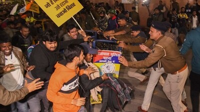 Police personnel try to stop aspirants protesting against the alleged paper leak and irregularities in the BPSC 70th Integrated Combined Competitive Examination (CCE), in Patna, Sunday, Dec. 29, 2024. (PTI) Police personnel try to stop aspirants protesting against the alleged paper leak and irregularities in the BPSC 70th Integrated Combined Competitive Examination (CCE), in Patna, Sunday, Dec. 29, 2024. (PTI)