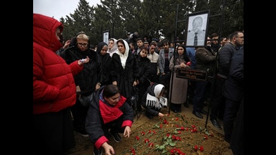 People mourn at the grave of Captain of the plane Igor Kshnyakin during the funeral of the crew members of Azerbaijan Airlines Flight J2-8243 that crashed near the Kazakh city of Aktau, in Baku, Azerbaijan December 29, 2024. REUTERS/Aziz Karimov (REUTERS) People mourn at the grave of Captain of the plane Igor Kshnyakin during the funeral of the crew members of Azerbaijan Airlines Flight J2-8243 that crashed near the Kazakh city of Aktau, in Baku, Azerbaijan December 29, 2024. REUTERS/Aziz Karimov (REUTERS)