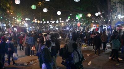 People throng Janpath market on Sunday. (HT Photo) People throng Janpath market on Sunday. (HT Photo)