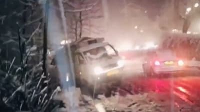 Heavy snowfall in Manali caused chaos as a truck skidded into valley. (X/@naveen_hmr) Heavy snowfall in Manali caused chaos as a truck skidded into valley. (X/@naveen_hmr)