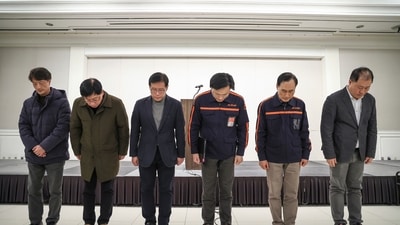Jeju Air CEO Kim E-bae, fourth from left, and other executive members bow in apology ahead of a briefing in Seoul, South Korea. (AP) Jeju Air CEO Kim E-bae, fourth from left, and other executive members bow in apology ahead of a briefing in Seoul, South Korea. (AP)