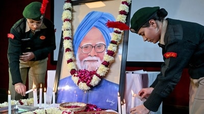 TOPSHOT - National Cadet Corps (NCC) cadets light candles to pay their respect to India's late former Prime Minister Manmohan Singh at Hindu College, Singh's alma mater, in Amritsar on December 28, 2024. (Photo by Narinder NANU / AFP) TOPSHOT - National Cadet Corps (NCC) cadets light candles to pay their respect to India's late former Prime Minister Manmohan Singh at Hindu College, Singh's alma mater, in Amritsar on December 28, 2024. (Photo by Narinder NANU / AFP)