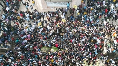 BPSC aspirants gathered at Gandhi Maidan in Patna demanding the cancellation of the December 13 combined preliminary exam conducted by BPSC (Santosh Kumar) BPSC aspirants gathered at Gandhi Maidan in Patna demanding the cancellation of the December 13 combined preliminary exam conducted by BPSC (Santosh Kumar)