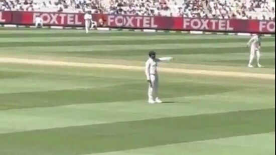 Virat Kohli gestures crowd to cheer for Mohammed Siraj (X)