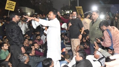 Jan Suraj Party founder Prashant Kishore addressing BPSC candidates during blocking road at JP roundabout in Patna.   (Santosh Kumar/ Hindustan Times)