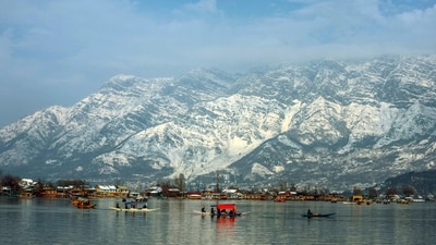Kashmir is currently under the grip of ‘Chillai-Kalan’, which is the harshest period of winter and lasts 40 days.&nbsp; (Waseem Andrabi /Hindustan Times)