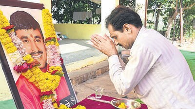 A steady stream of visitors is seen in Massajog, paying tributes to the slain sarpanch. (Raju Shinde/HT Photo) A steady stream of visitors is seen in Massajog, paying tributes to the slain sarpanch. (Raju Shinde/HT Photo)