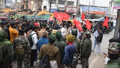 Police are seen stopping AISA activists during the Chakka Jam regarding the demands of BPSC candidates in Patna (Santosh Kumar) Police are seen stopping AISA activists during the Chakka Jam regarding the demands of BPSC candidates in Patna (Santosh Kumar)