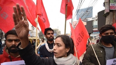 AISA activists blocked the busy Dak Banglow road during Chakka Jam regarding the demands of BPSC candidates, in Patna. (Santosh Kumar) AISA activists blocked the busy Dak Banglow road during Chakka Jam regarding the demands of BPSC candidates, in Patna. (Santosh Kumar)