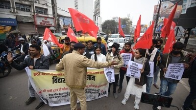Police stopped the AISA activists during the Chakka Jam regarding the demands of BPSC candidates in Patna (Santosh Kumar) Police stopped the AISA activists during the Chakka Jam regarding the demands of BPSC candidates in Patna (Santosh Kumar)