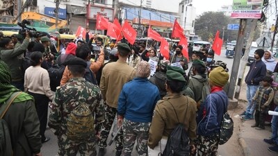 Police officials stopped the AISA activists during the Chakka Jam regarding the demands of BPSC candidates in Patna (Santosh Kumar) Police officials stopped the AISA activists during the Chakka Jam regarding the demands of BPSC candidates in Patna (Santosh Kumar)