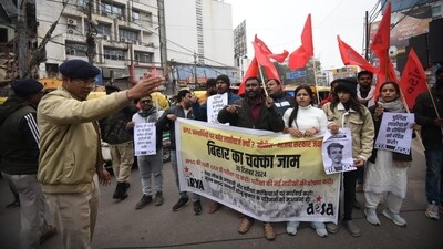 Police are seen stopping AISA activists during the Chakka Jam demanding justice for BPSC candidates (Santosh Kumar) Police are seen stopping AISA activists during the Chakka Jam demanding justice for BPSC candidates (Santosh Kumar)