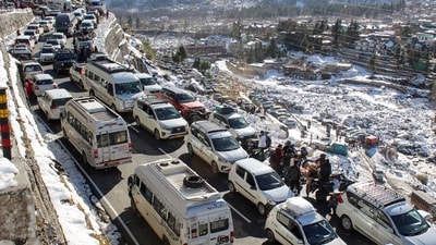 Vehicles stuck in a traffic jam near Nehru Kund on the way to Solang Valley, in Manali on Sunday. (ANI) Vehicles stuck in a traffic jam near Nehru Kund on the way to Solang Valley, in Manali on Sunday. (ANI)