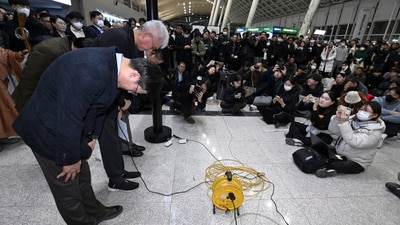 Jeju Air CEO Kim E-bae , left, and other executive members bow in apology to relatives of passengers at the Muan International Airport in Muan, South Korea on Sunday. (AP) Jeju Air CEO Kim E-bae , left, and other executive members bow in apology to relatives of passengers at the Muan International Airport in Muan, South Korea on Sunday. (AP)