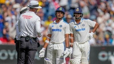 India's Yashasvi Jaiswal speaks to umpires after being dismissed on Day 5 of the Boxing Day Test against Australia AP/PTI(AP12_30_2024_000084A) (AP)