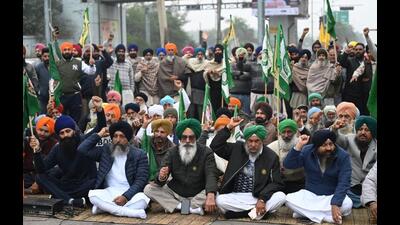 Farmers blocking Airport Road near the Indian Institute of Science Education and Research (IISER), Mohali, in response to the bandh call on Monday. (Ravi Kumar/HT) Farmers blocking Airport Road near the Indian Institute of Science Education and Research (IISER), Mohali, in response to the bandh call on Monday. (Ravi Kumar/HT)