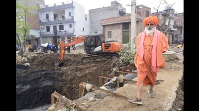 Kicked off by Rajya Sabha MP Balbir Singh Seechewal, the second phase of the kar seva officially began on December 24, focusing on stricter regulations for local dairy farms and dyeing units. (HT Photo)