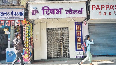 Mumbai, India - Dec. 30, 2024:Two armed mens robbed jewelry shop on Sane Guruji Marg, Saath Rashta, in Mumbai, India, on Monday, December 30, 2024. (Photo by Anshuman Poyrekar/ Hindustan Times) (Hindustan Times)