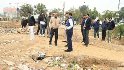Municipal commissioner Ashok Kumar Garg assesses sanitation in Gurugram Sector 67A on Monday. (Parveen Kumar/HT Photo) Municipal commissioner Ashok Kumar Garg assesses sanitation in Gurugram Sector 67A on Monday. (Parveen Kumar/HT Photo)