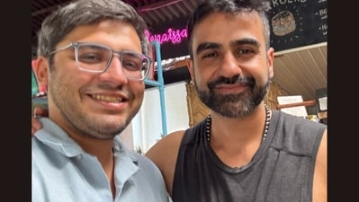 Nikhil Kamath (R) posed for a selfie with an engineer in Goa. (X/@PuriSid) Nikhil Kamath (R) posed for a selfie with an engineer in Goa. (X/@PuriSid)