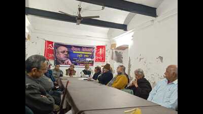 People pay tribute to Shyam Benegal on IPTA premises in Lucknow on Monday. (HT Photo) People pay tribute to Shyam Benegal on IPTA premises in Lucknow on Monday. (HT Photo)