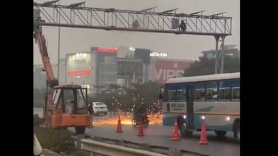 A viral video showed sparks from NH-8 construction falling on vehicles, sparking safety concerns. (X/@theskindoctor13) A viral video showed sparks from NH-8 construction falling on vehicles, sparking safety concerns. (X/@theskindoctor13)
