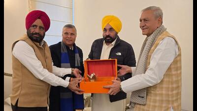 U.P. ministers extending invitation for Prayagraj Mahakumbh 2025 to Punjab CM Bhagwant Mann on December 30. (Sourced) U.P. ministers extending invitation for Prayagraj Mahakumbh 2025 to Punjab CM Bhagwant Mann on December 30. (Sourced)