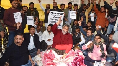Pappu Yadav-MP sitting on dharna in support of BPSC students at Gardanibagh in Patna (Photo by Santosh Kumar/ Hindustan Times)